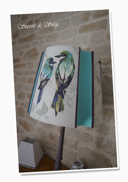 abat-jour-carré-espagnol-motifs-oiseaux-turquoise-atelier-secrets-de-siege